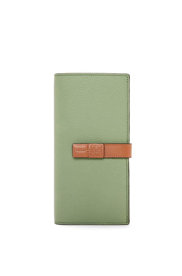 Large vertical wallet in grained calfskin