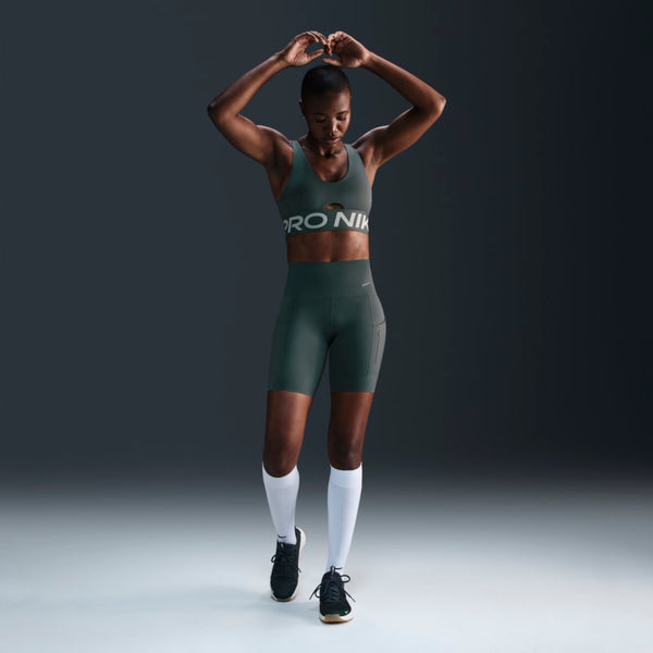 Shorts de ciclismo con bolsillos de tiro alto de 20 cm de sujeción firme para mujer Nike Go - Verde