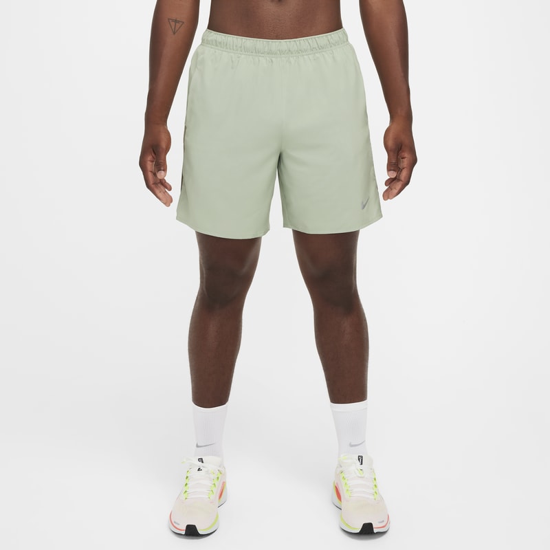 Shorts de correr Dri-FIT de 18 cm sin forro para hombre Nike Challenger - Verde