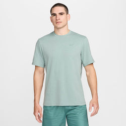 Playera versátil de manga corta para hombre Nike Primary - Verde