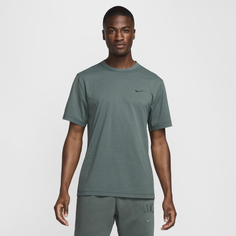 Playera versátil de manga corta Dri-FIT UV para hombre Nike Hyverse - Verde