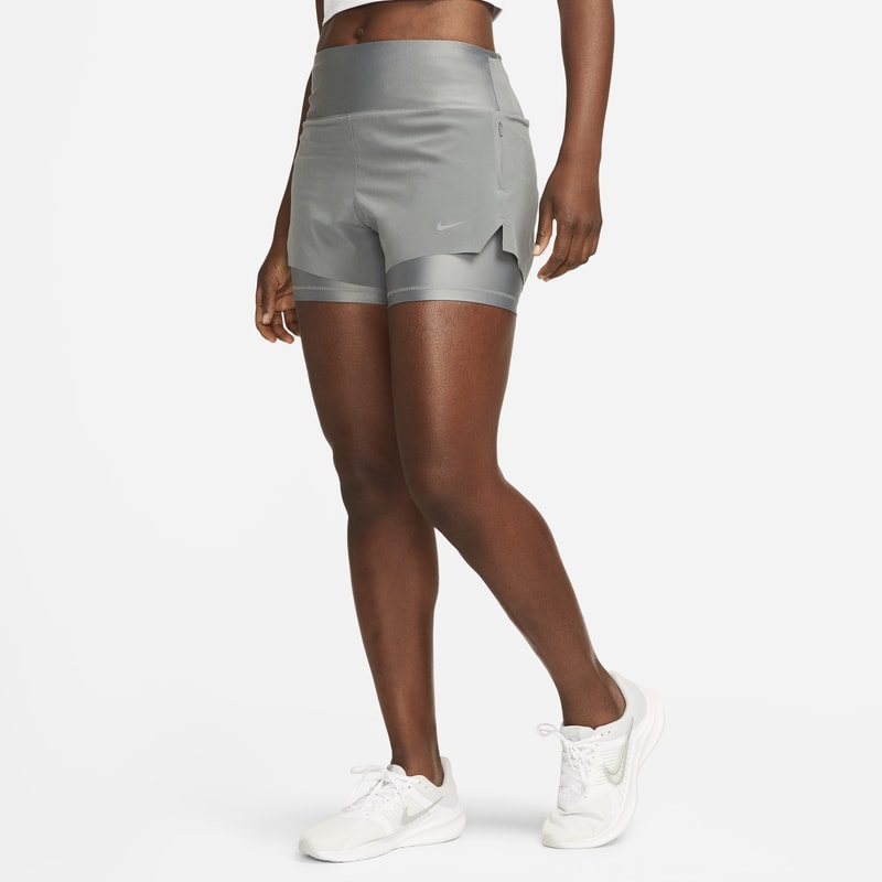 Shorts de running de tiro medio 2 en 1 de 8 cm con bolsillos para mujer Nike Dri-FIT Swift - Gris