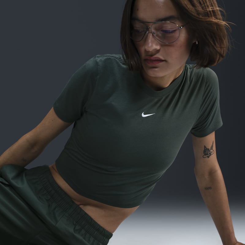 Playera slim cropped para mujer Nike Sportswear Essential - Verde