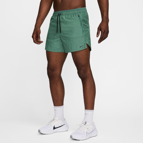 Shorts de correr Dri-FIT de 13 cm con forro de ropa interior para hombre Nike Stride Running Division - Verde