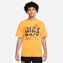 Playera de fitness de manga corta Dri-FIT UV para hombre Nike Hyverse - Amarillo