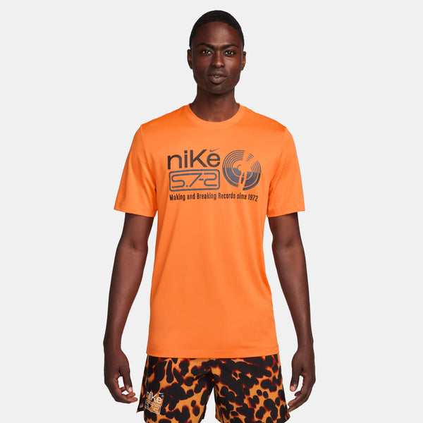 Playera de fitness Nike Dri-FIT para hombre - Naranja