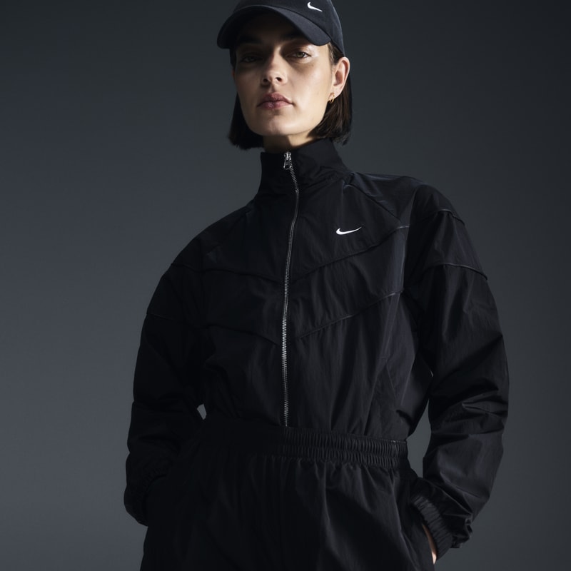 Chamarra de tejido Woven holgada de cierre completo con protección UV para mujer Nike Windrunner - Negro