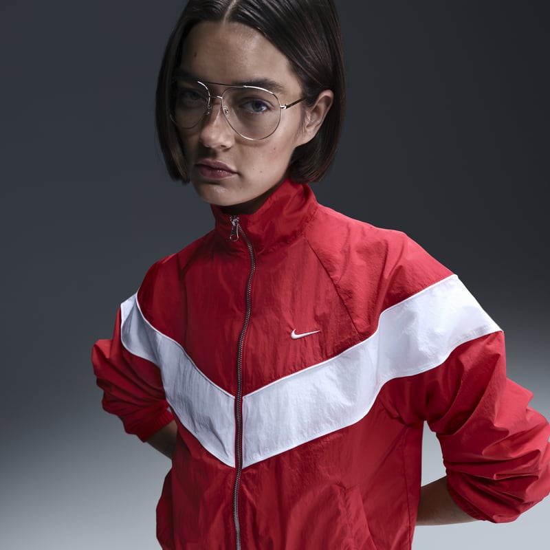 Chamarra de tejido Woven holgada de cierre completo con protección UV para mujer Nike Windrunner - Rojo