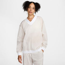 Playera de manga larga de tejido Woven de cuello en V holgada para mujer Nike Sportswear Essential - Marrón