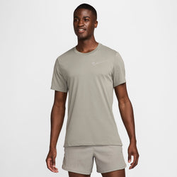 Playera de correr Dri-FIT para hombre Nike Running Division - Gris