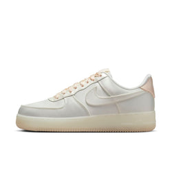 Tenis para mujer Nike Air Force 1 ’07 LV8 - Blanco