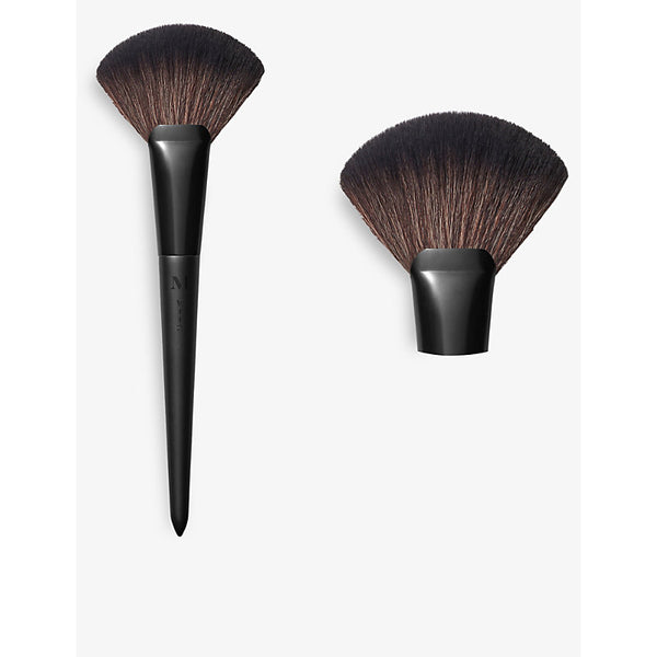 Morphe V112 Fluffy Fan powder brush