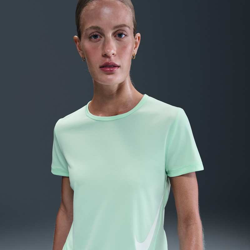 Playera de correr de manga corta Dri-FIT para mujer Nike Tempo Swoosh Run Verde