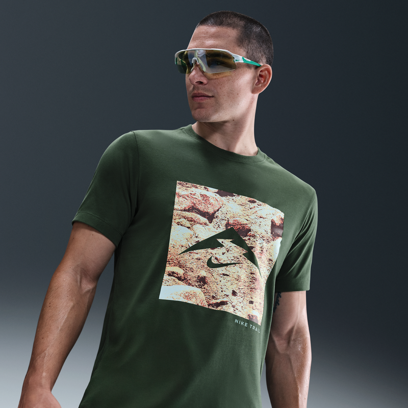 Playera de trail running Dri-FIT para hombre Nike Verde