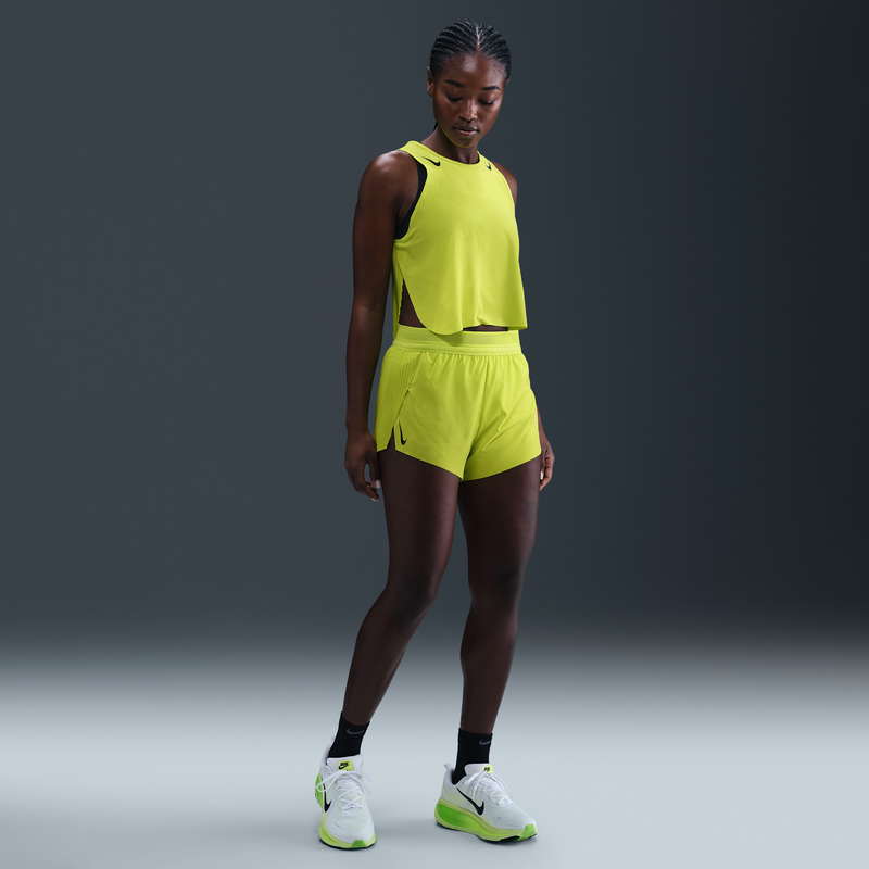 Shorts de correr Dri-FIT ADV de tiro medio de 8 cm con forro de ropa interior para mujer Nike AeroSwift Verde
