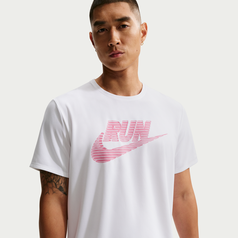 Playera de correr de manga corta Nike Miler Dri-FIT con protección contra los rayos UV para hombre Blanco
