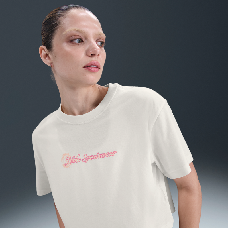 Playera holgada cropped para mujer Nike Sportswear Club Marrón
