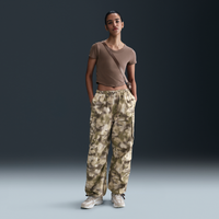 Pants cargo oversized de tiro medio camuflajeados para mujer Nike Sportswear Marrón
