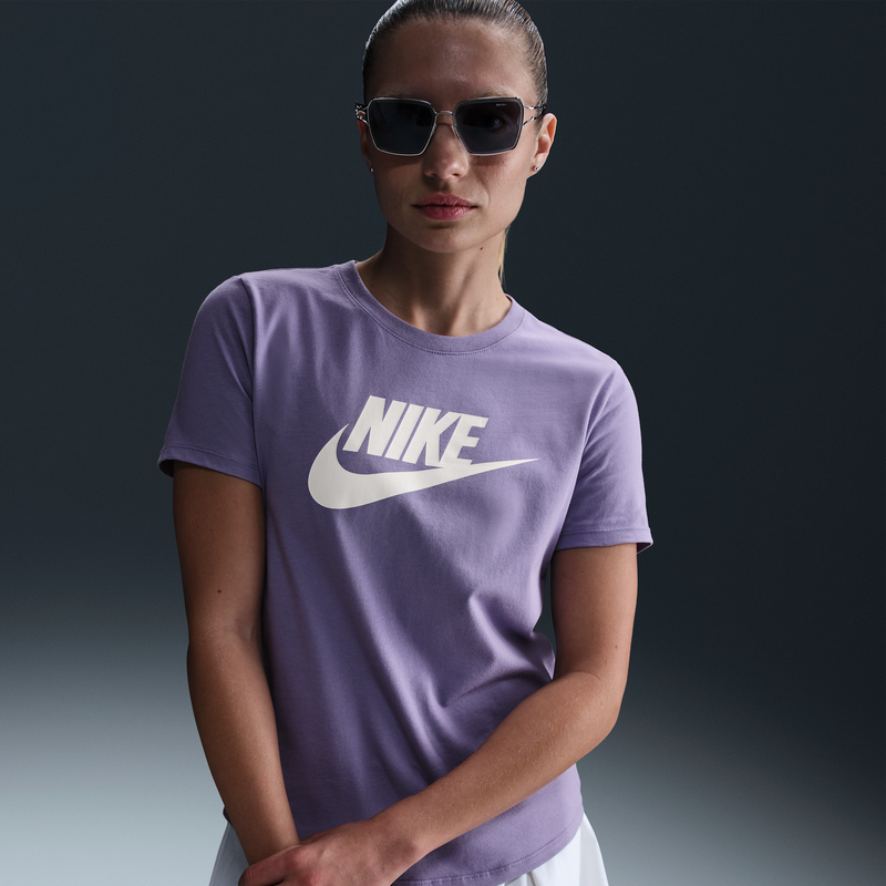 Playera con logotipo para mujer Nike Sportswear Essentials Morado