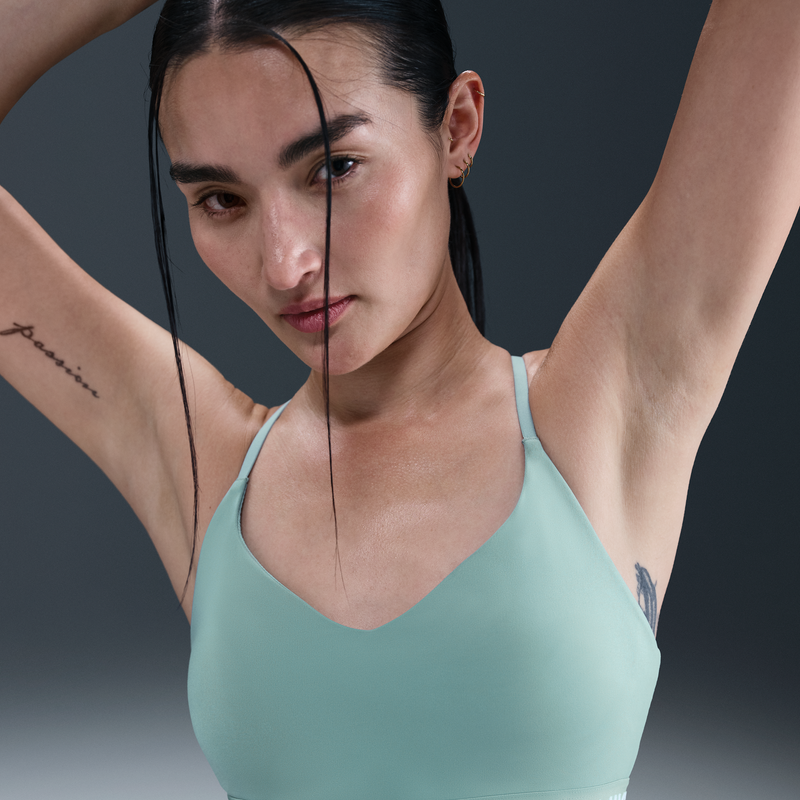 Bra deportivo ajustable con almohadillas para mujer Nike Indy Light Support Verde