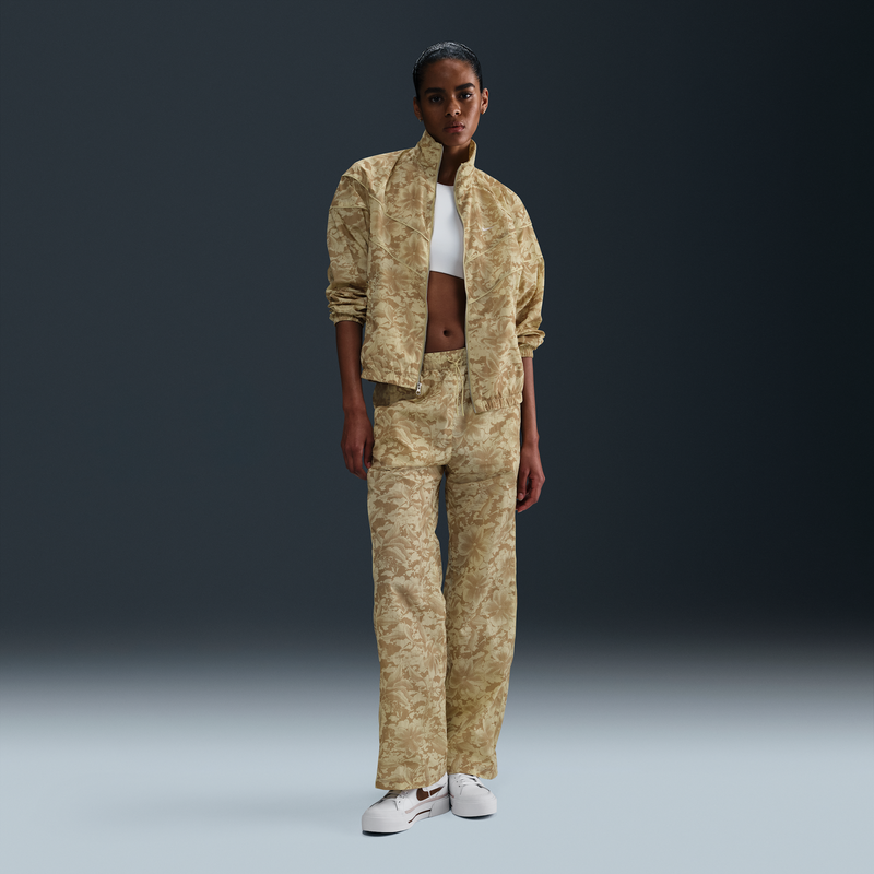 Pants De Tejido Woven Estampados De Tiro Medio Con Protección Contra Los Rayos Uv Para Mujer Nike Sportswear Windrunner Marrón