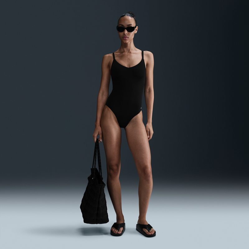 Traje de baño de una pieza con cuello en V Nike Swim Essential para mujer Negro