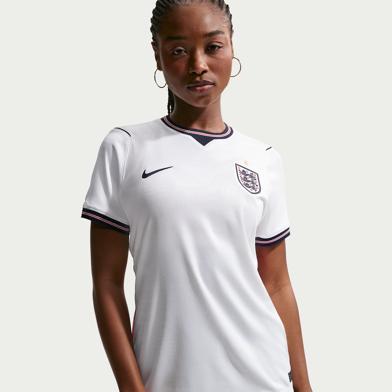 Jersey de fútbol Nike Dri-FIT Replica de Inglaterra local 2026 Stadium para mujer