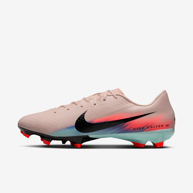 Tacos de fútbol para terrenos múltiples de corte low Nike United Mercurial Vapor 16 Academy Rosa