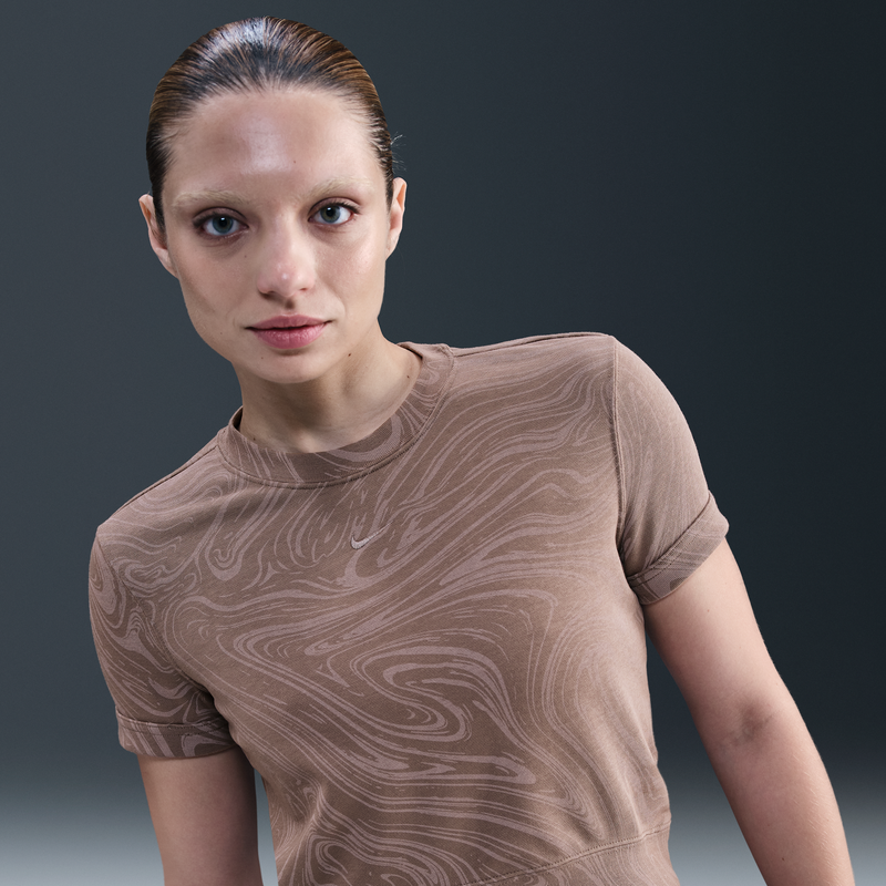 Playera de manga corta de French Terry estampada para mujer Nike Sportswear Chill Terry Marrón