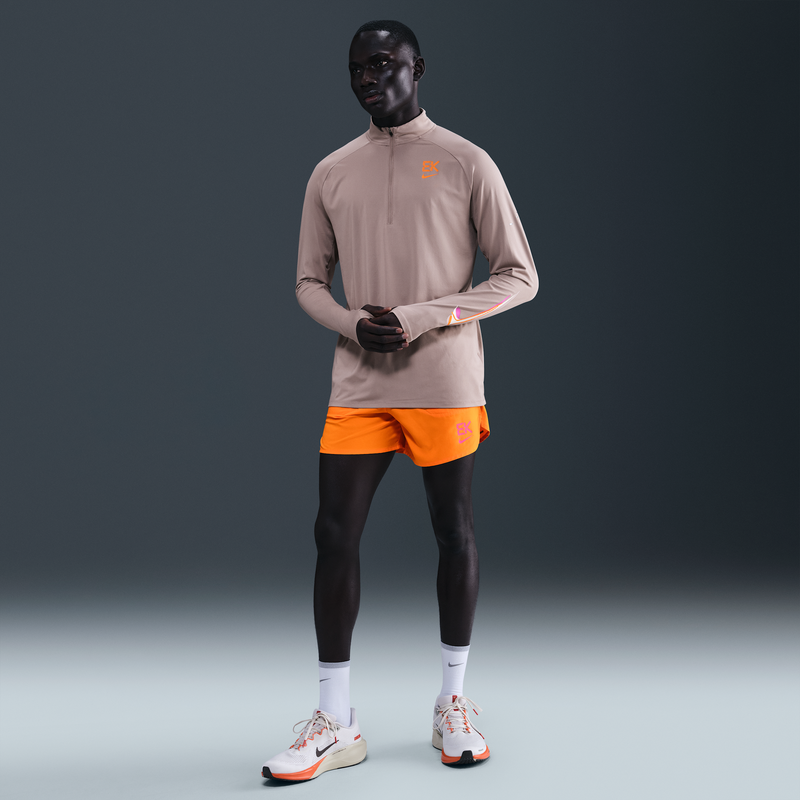Shorts de correr Dri-FIT con forro de ropa interior de 13 cm para hombre Nike Stride "Eliud Kipchoge" Naranja