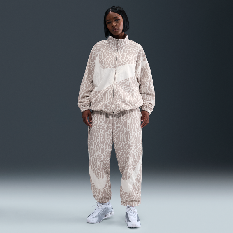 Pantalones De Tejido Woven Estampados Para Mujer Nike Sportswear Gris