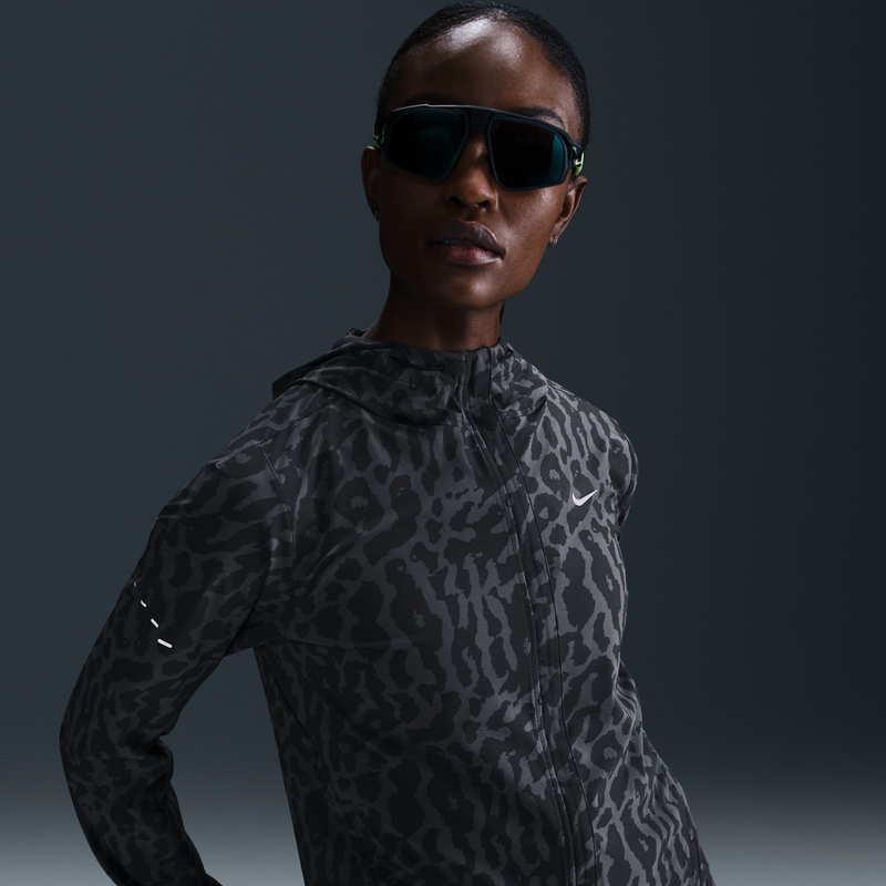 Chamarra de correr Dri-FIT plegable para mujer Nike Swift Negro