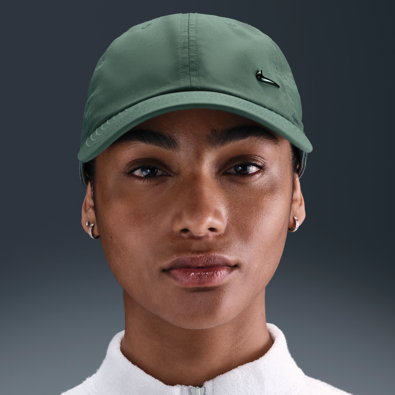Gorra Swoosh metálica sin estructura Nike Dri-FIT Club Gris
