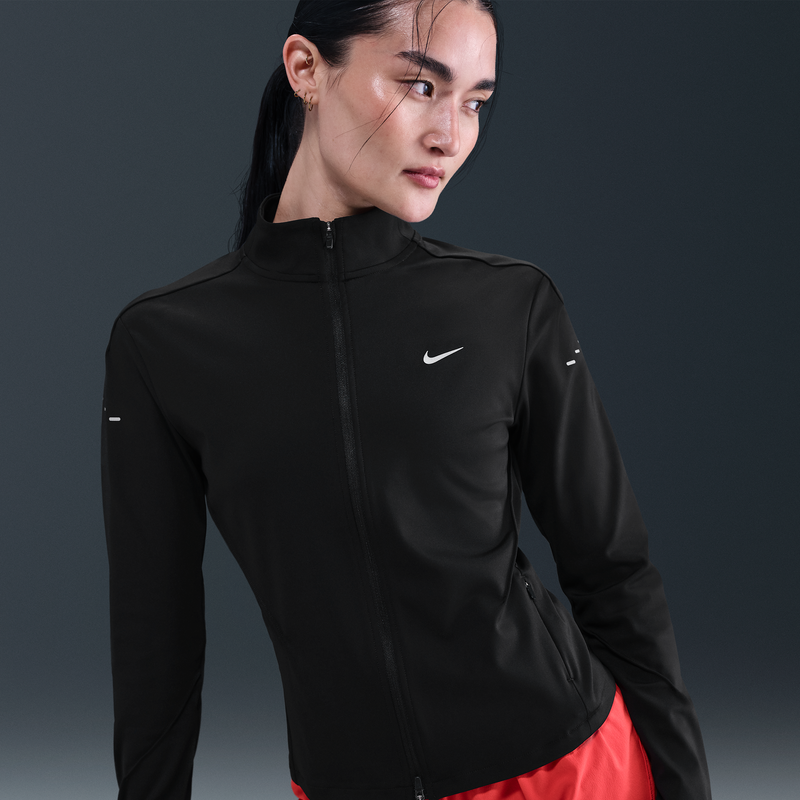 Playera de correr Dri-FIT de cierre completo capa intermedia para mujer Nike Swift Negro