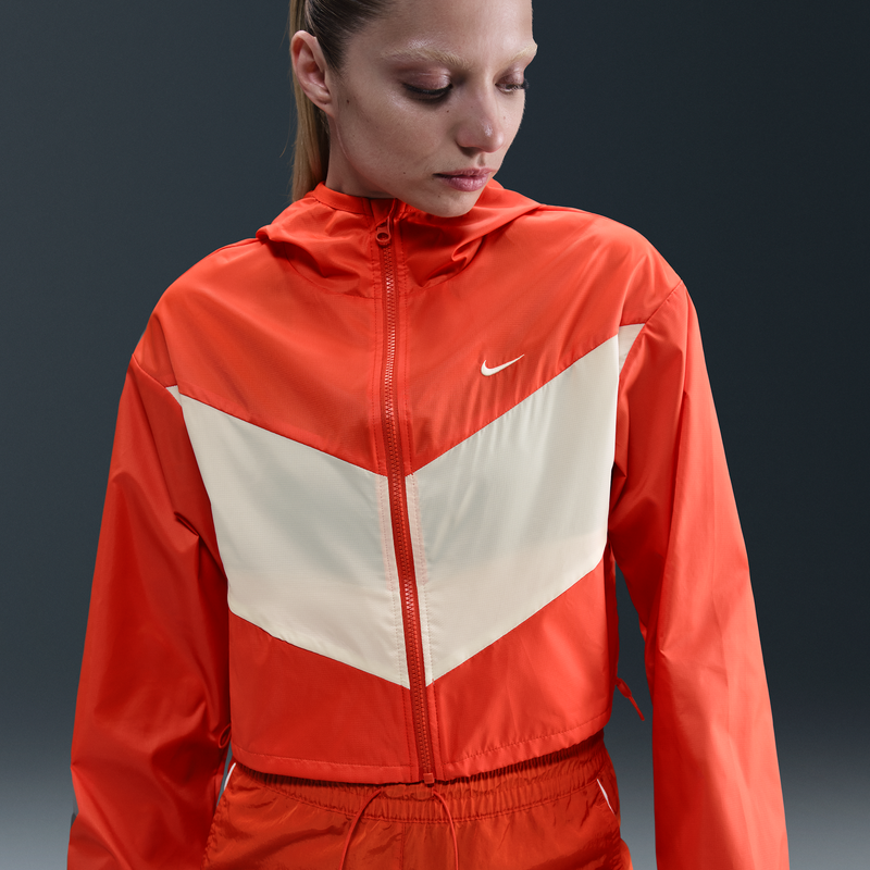Chamarra con gorro de tejido Woven holgada para mujer Nike Sportswear Windrunner Rojo