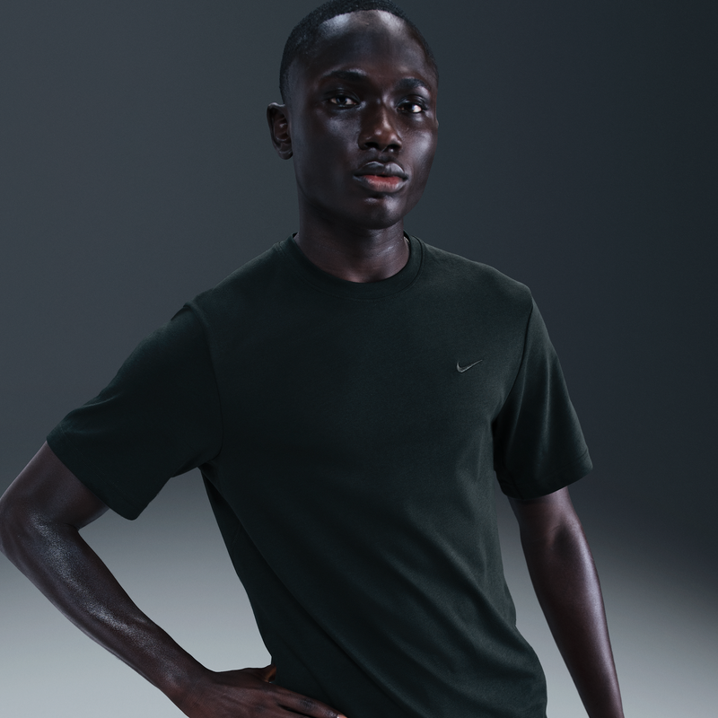 Playera versátil de manga corta para hombre Nike Primary Verde