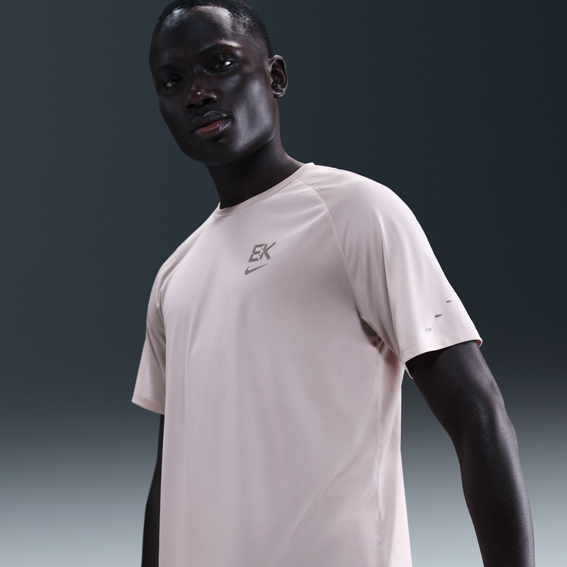 Playera de correr de manga corta Dri-FIT ADV para hombre Nike Stride "Eliud Kipchoge" Rosa