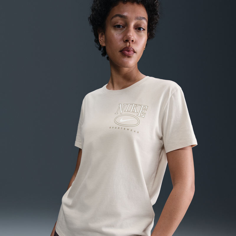 Playera de manga corta con gráfico para mujer Nike Sportswear Club Marrón