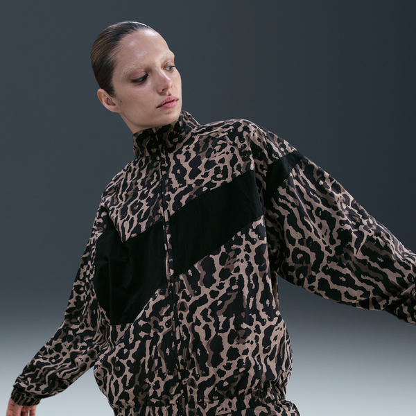 Chamarra De Tejido Woven Estampada Para Mujer Nike Sportswear Negro