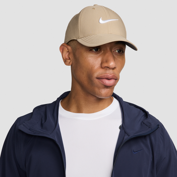 Gorra Swoosh Estructurada Nike Dri-Fit Club Marrón