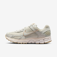 Tenis con detalles reflejantes para mujer Nike Zoom Vomero 5 Gris