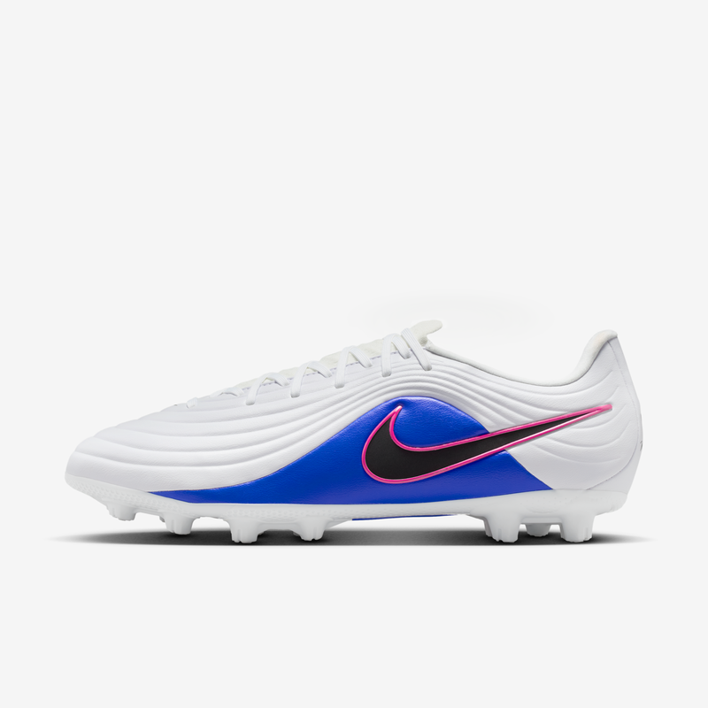 Tacos de fútbol de corte low para terreno duro Nike Tiempo Maestro Academy