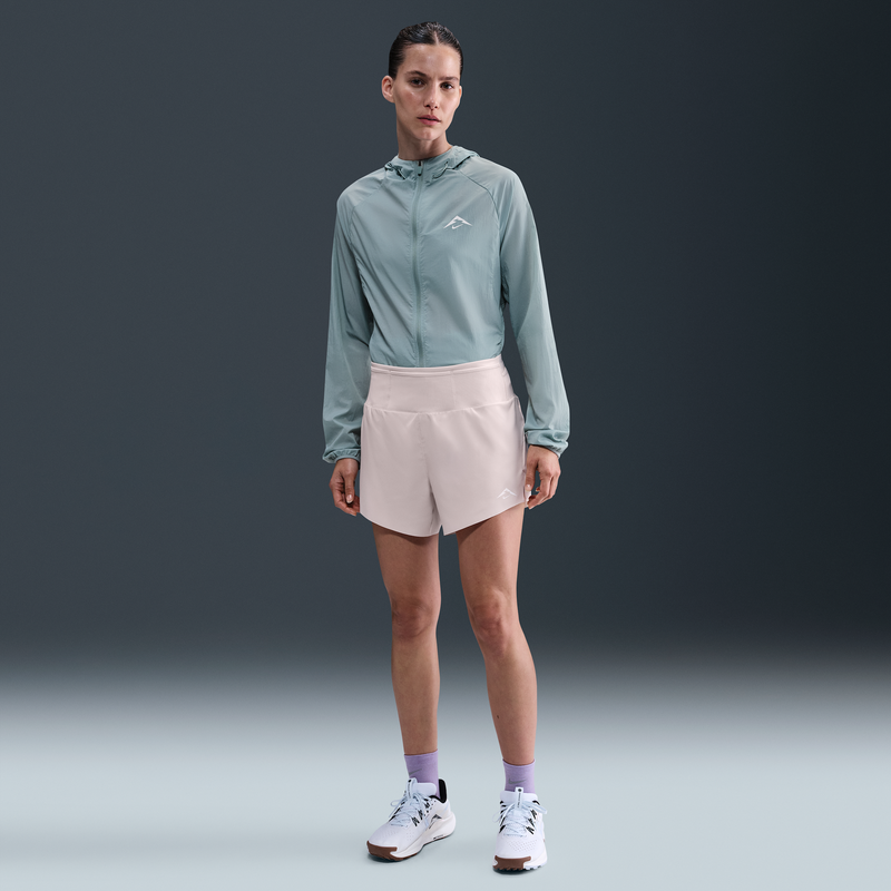 Shorts de correr Dri-FIT con forro de ropa interior para mujer Nike Trail Blanco