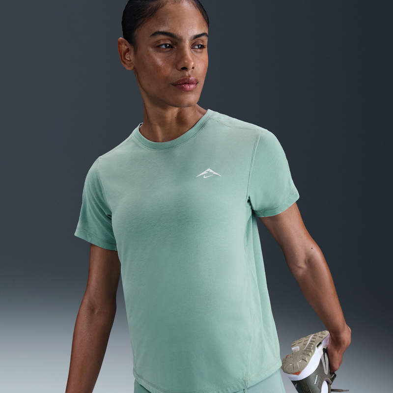 Playera de correr de manga corta Dri-FIT para mujer Nike Trail Verde