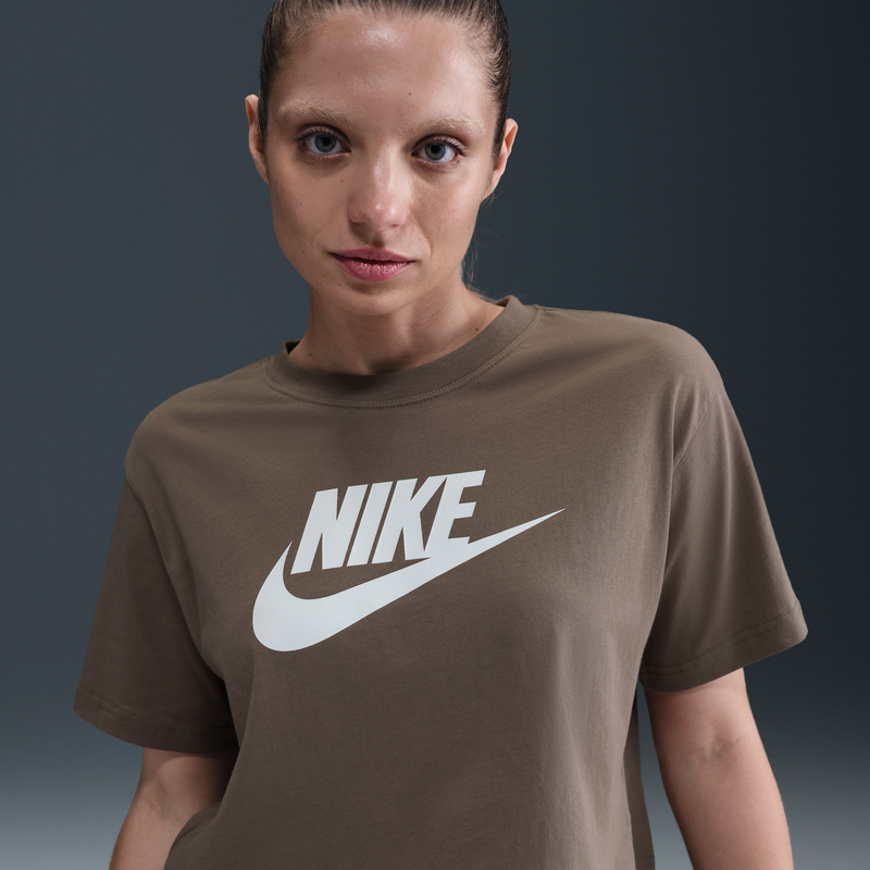 Playera Cropped Con Logotipo Para Mujer Nike Sportswear Essential Marrón