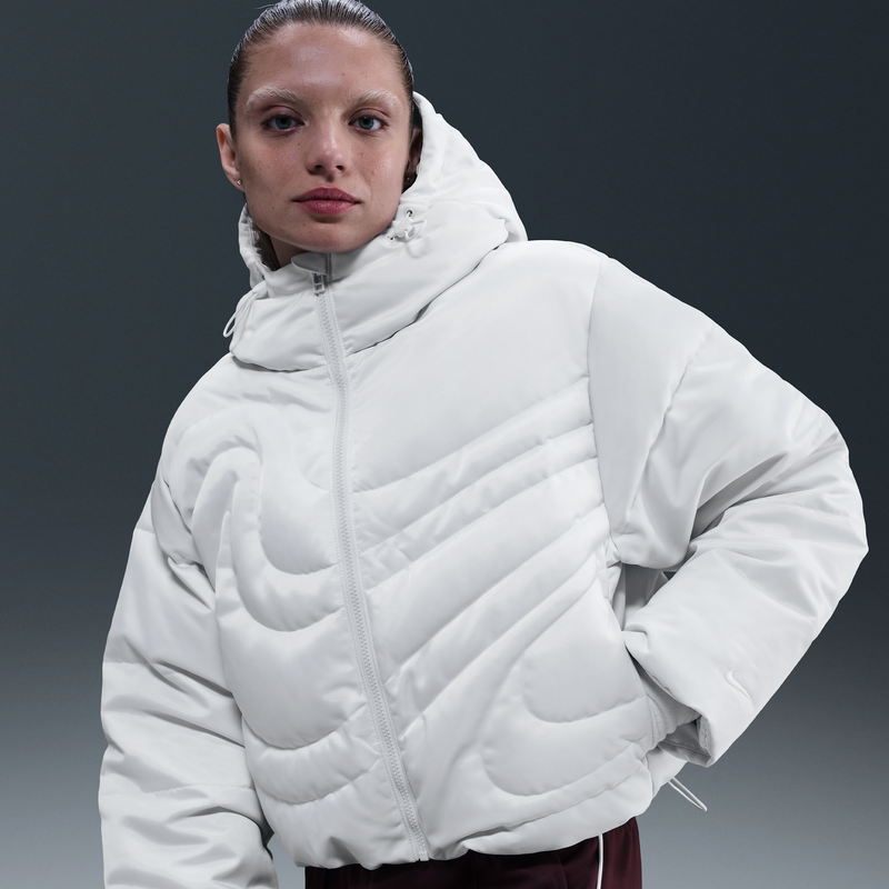 Chamarra Acolchada Therma-Fit Oversized De Plumón Para Mujer Nike Sportswear Swoosh Series Blanco