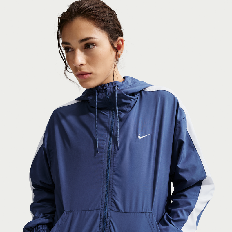 Chamarra con gorro de ajuste holgado para mujer UV Nike Sportswear Classic Wovens Azul