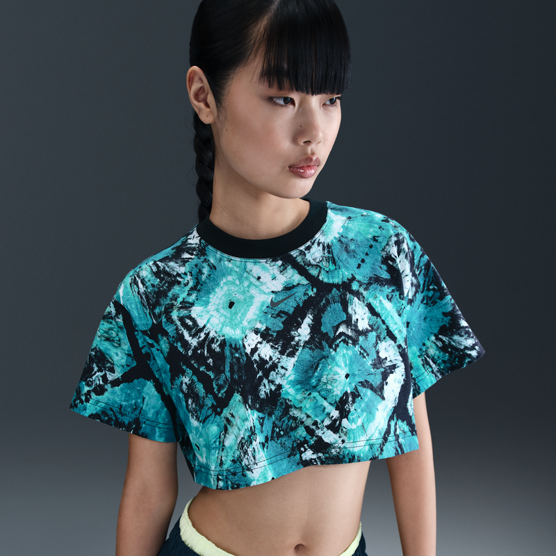 Playera con gráfico oversized cropped para mujer Nike x NorBlack NorWhite Verde