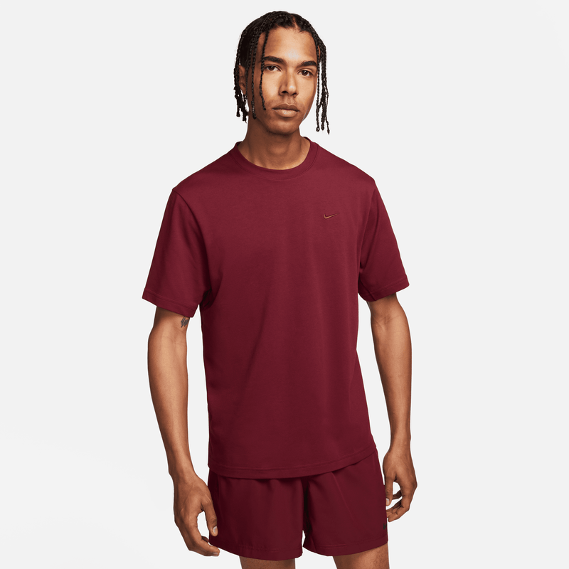 Playera versátil de manga corta para hombre Nike Primary Rojo