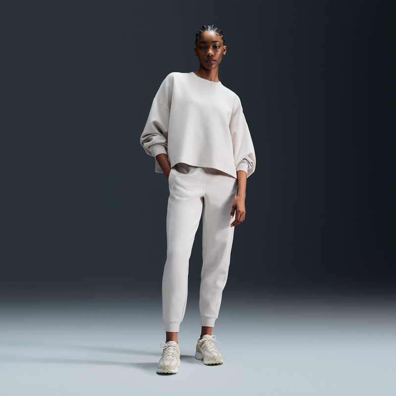 Joggers Dri-FIT de tiro medio para mujer Nike 24.7 ImpossiblySoft Marrón